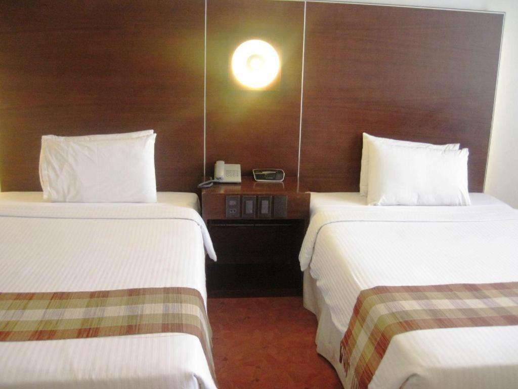 Casablanca Suites Legazpi Exterior foto